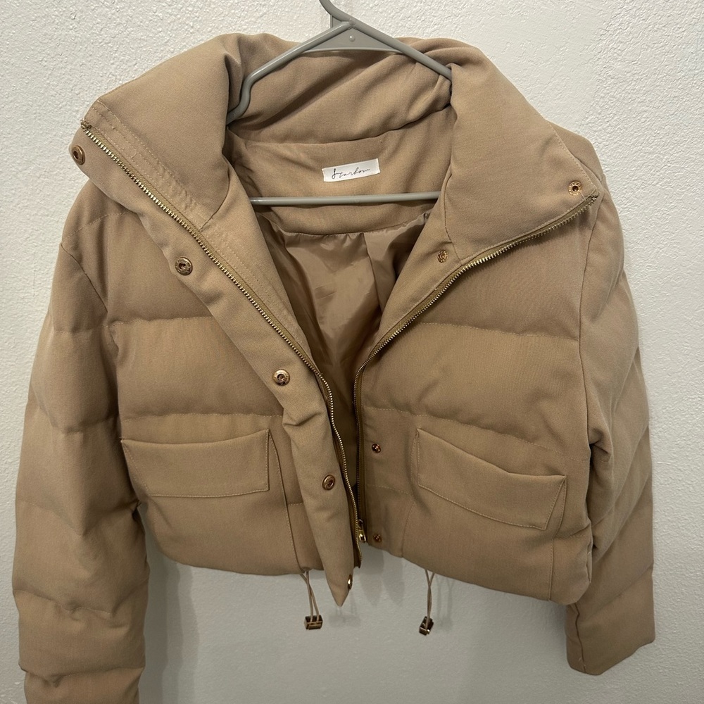 Cropped tan thick puffer jacket with gold details